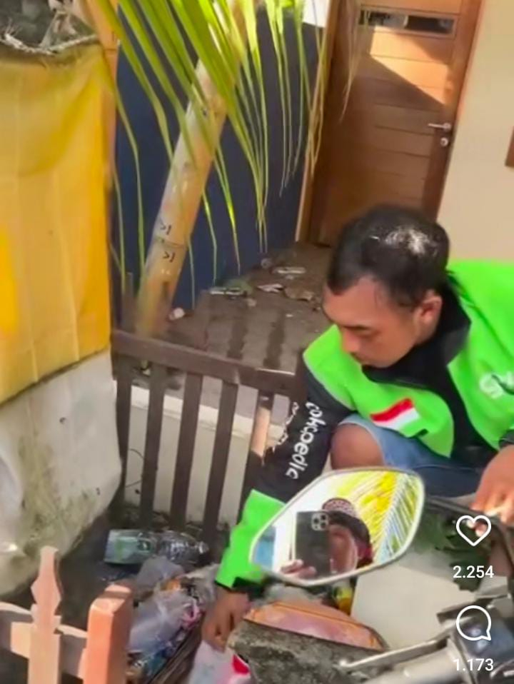 Pecalang desa adat Canggu melakukan sidak dan menemukan sejumlah sampah menumpuk di samping palinggih