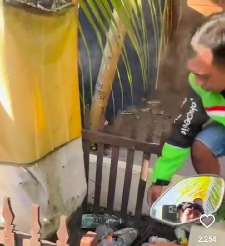Pecalang desa adat Canggu melakukan sidak dan menemukan sejumlah sampah menumpuk di samping palinggih