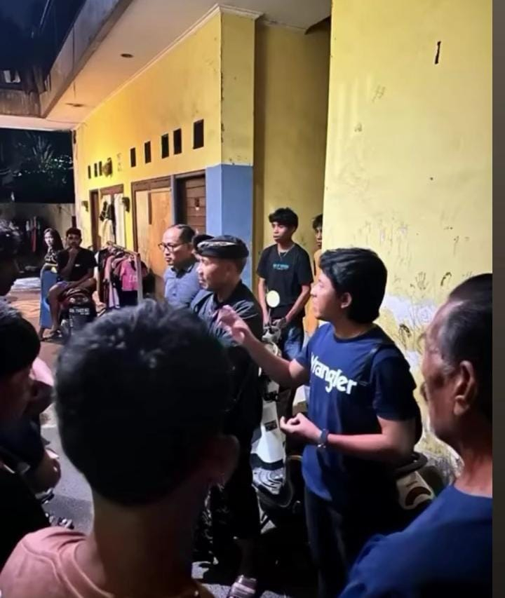 Sejumlah pecalang menggerebek sebuah kos di Padangsambian Denpasar karena kerap rebut dan minum miras