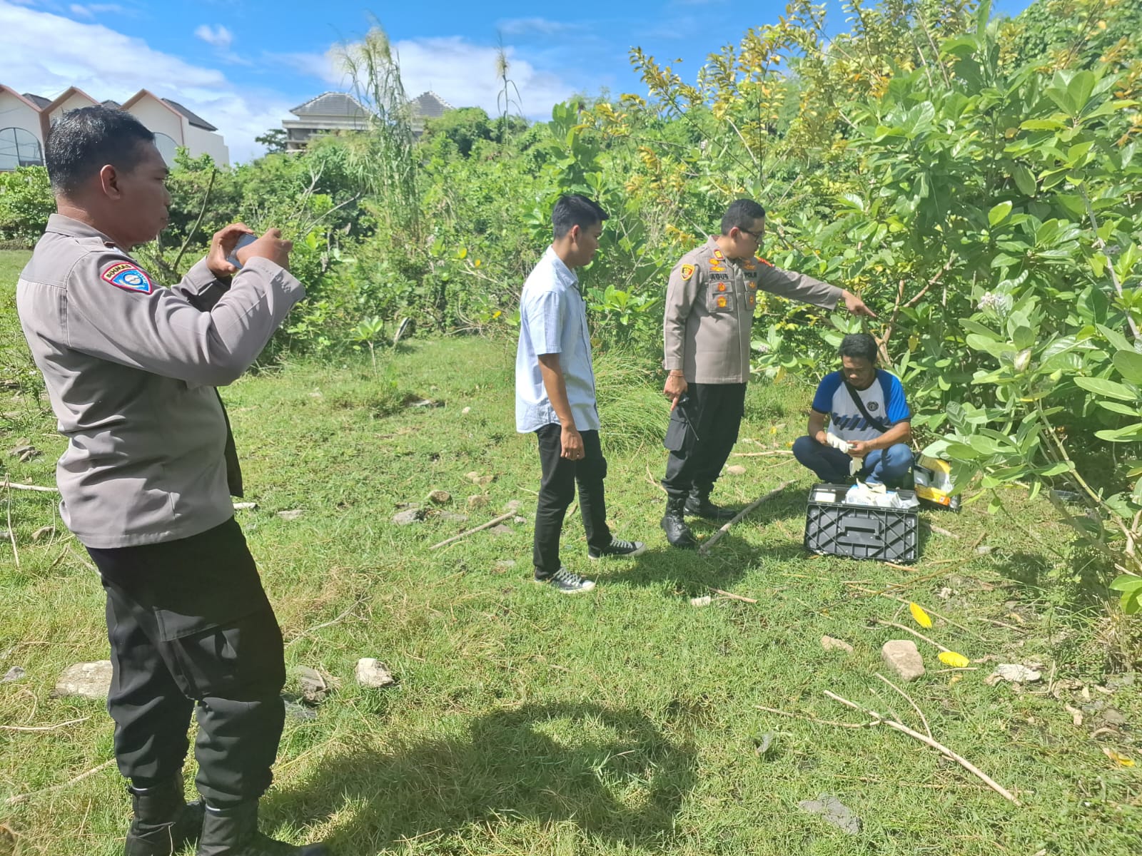 Kapolsek Kuta AKP Agus Riwayanto Diputra mengecek langsung semak-semak lahan kosong yang menjadi saksi bisu kematian MM. (Bali Express/Istimewa)