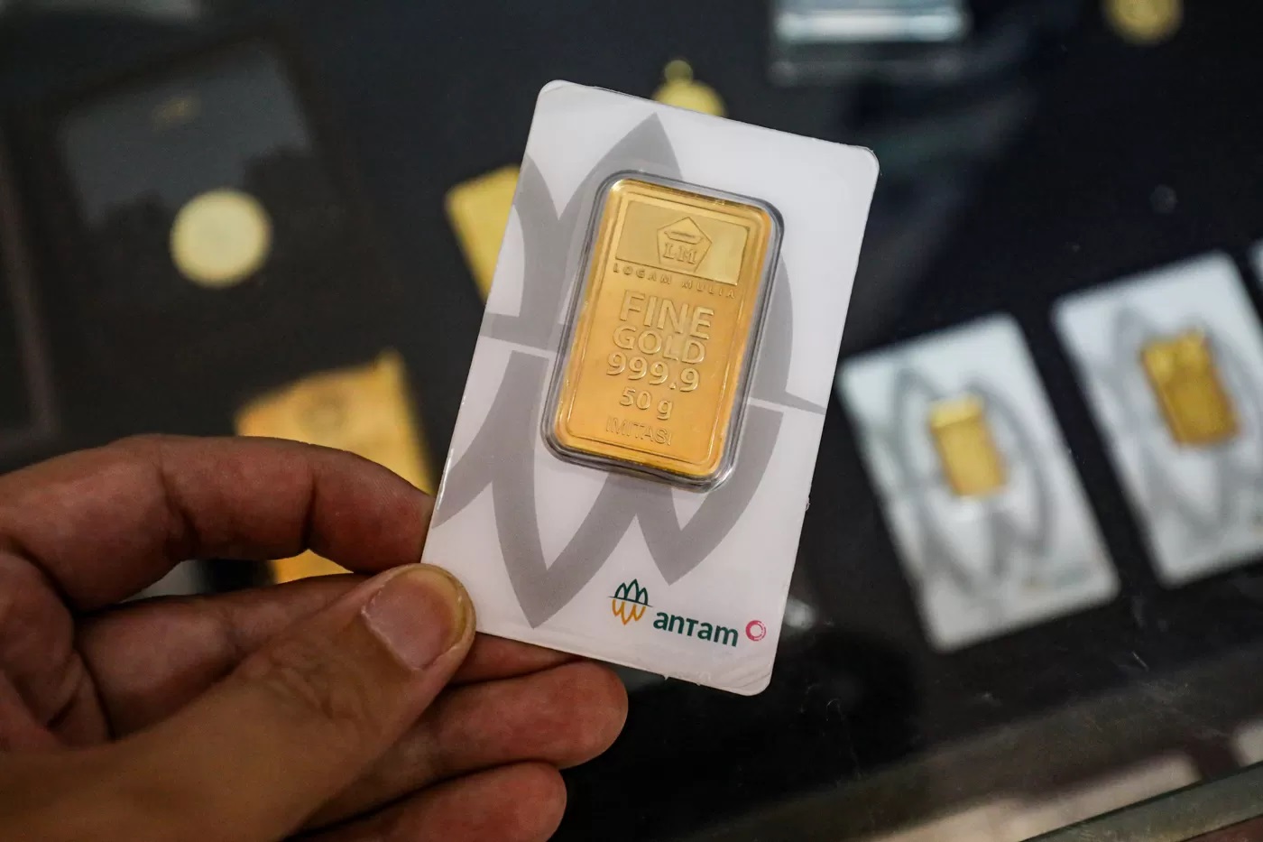 Petugas menunjukkan emas Antam di Butik Emas Logam Mulia PT. Aneka Tambang (Antam) di kantor pusat Jalan TB. Simatupang, Jakarta, Senin (14/4/2025). (Salman Toyibi/Jawa Pos)