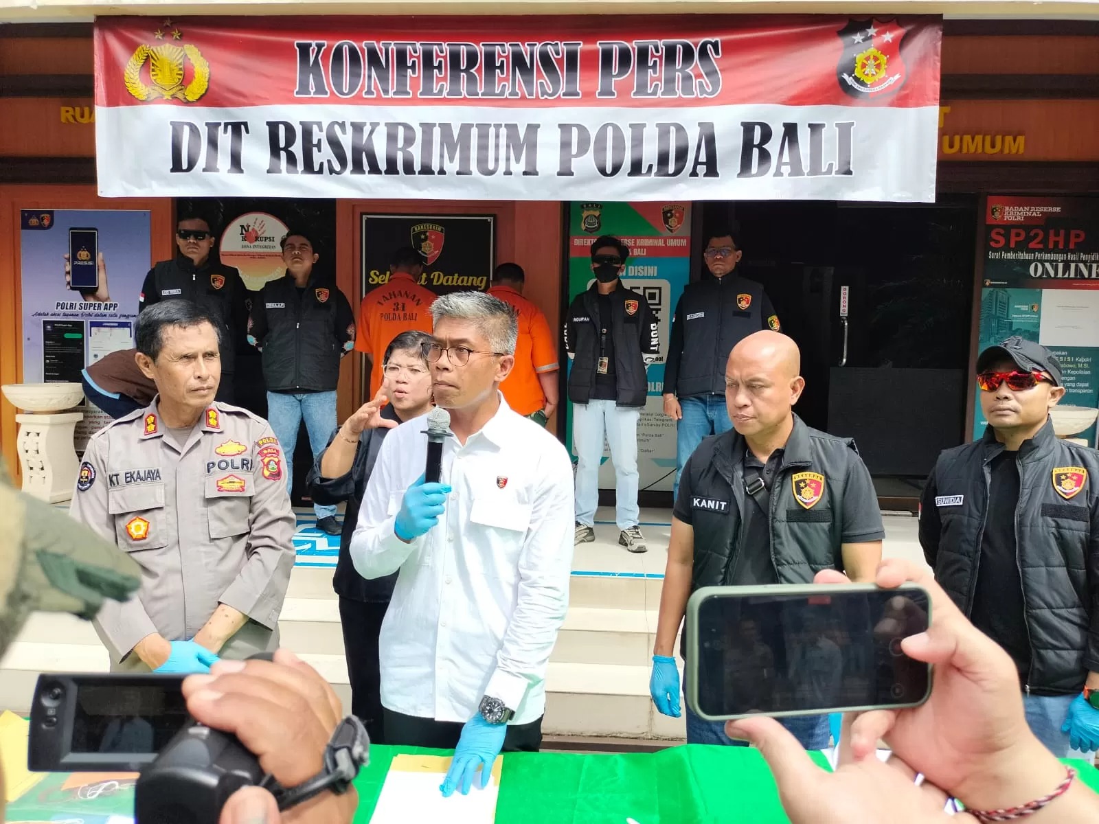 Dua polisi gadungan akhirnya dibekuk untuk pertanggungjawabkan perbuatannya memeras warga.