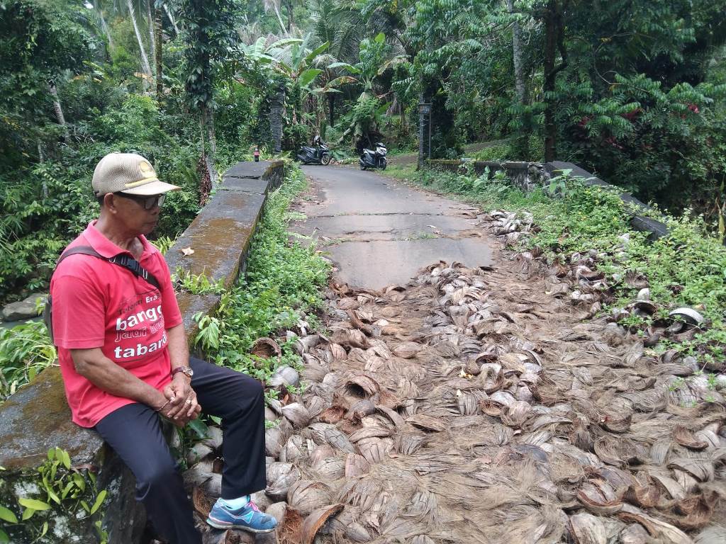 Kondisi jembatan penghubung 2 desa dan 3 kecamatan di Desa Gadungsari, Kecamatan Selemadeg Timur, Tabanan yang jebol sejak awal tahun 2024.
