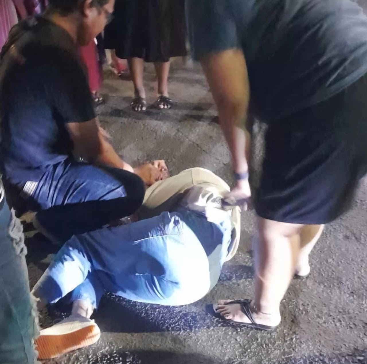 NAHAS : Kondisi korban usai terjatuh dari motornya di Jalan Pahlawan, Sidoarjo. Diduga korban jambret.