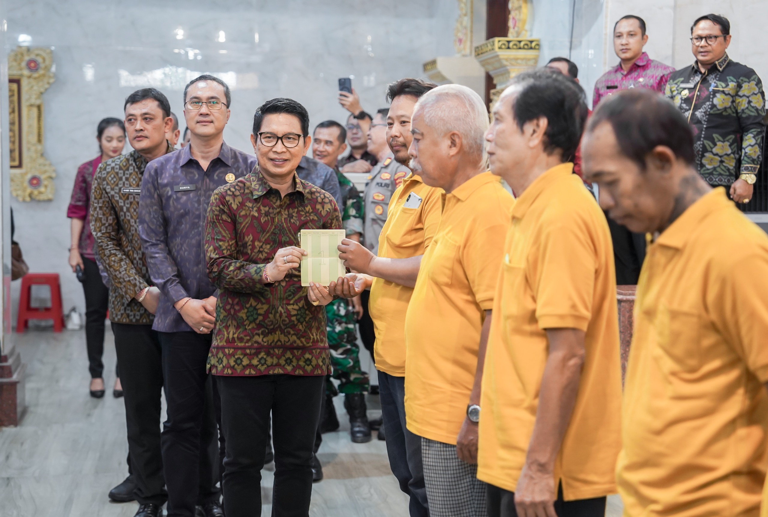 BANSOS: Bupati Adi Arnawa memberikan bantuan sosial keagamaan bagi umat Buddha di Balai Serbaguna Dharma Semadhi, Kuta, Jumat (9/5).