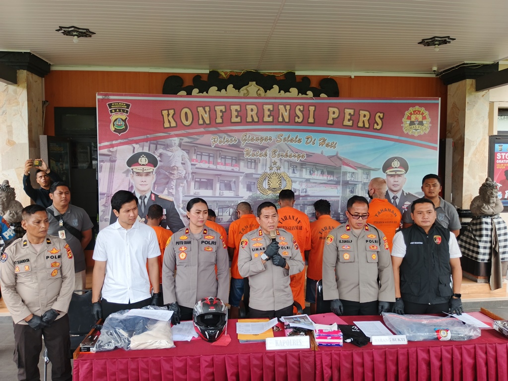 PENGANIAYAAN: Kepolisian Resor (Polres) Gianyar mengungkap kasus tindak pidana penganiayaan dan pengeroyokan, Jumat (9/5).