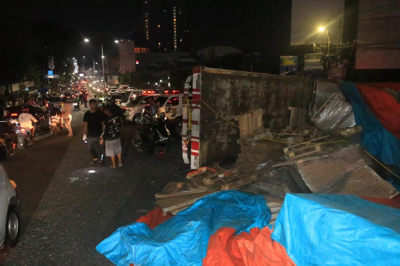 TRUK: Truk bermuatan kertas mengalami kecelakaan, di Simpang Tanah Putih, Jalan Dokter Wahidin akibatkan permotor tewas.