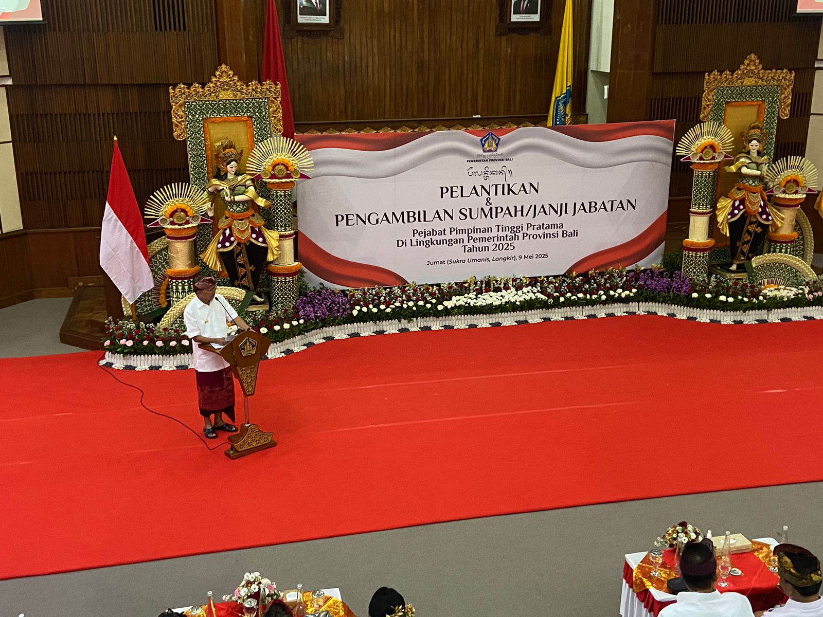 TUGAS: Gubernur Bali Wayan Koster memberikan arahan kepada 21 pejabat baru yang dilantik pada Jumat (9/5) di Kantor Gubernur Bali.