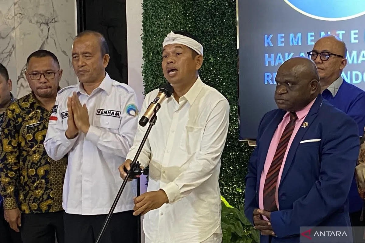 KB: Gubernur Jawa Barat Dedi Mulyadi (kedua kanan) menjawab pertanyaan wartawan di Kantor Kementerian Hak Asasi Manusia, Jakarta, Kamis (8/5/2025).
