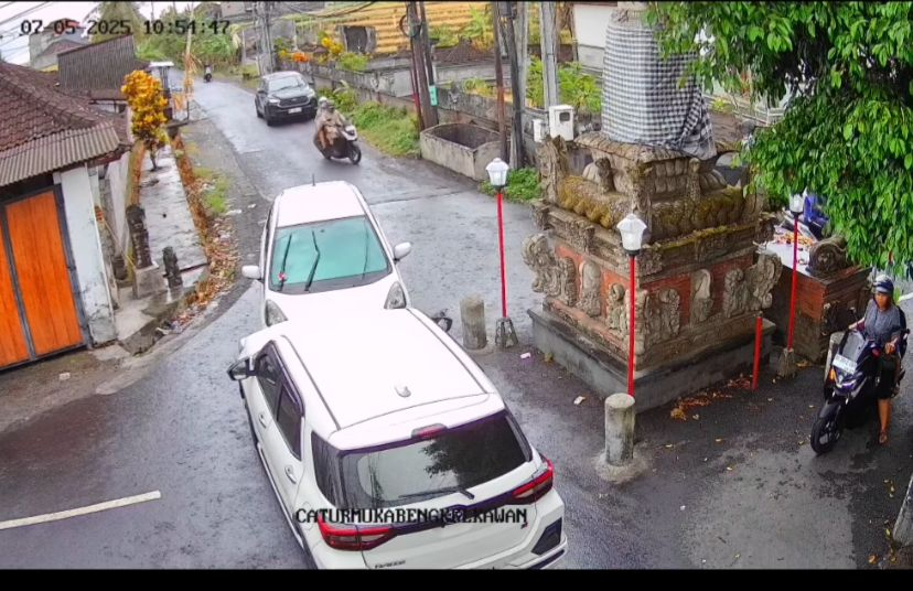 Dua mobil tampak bersitegang tak mau mengalah