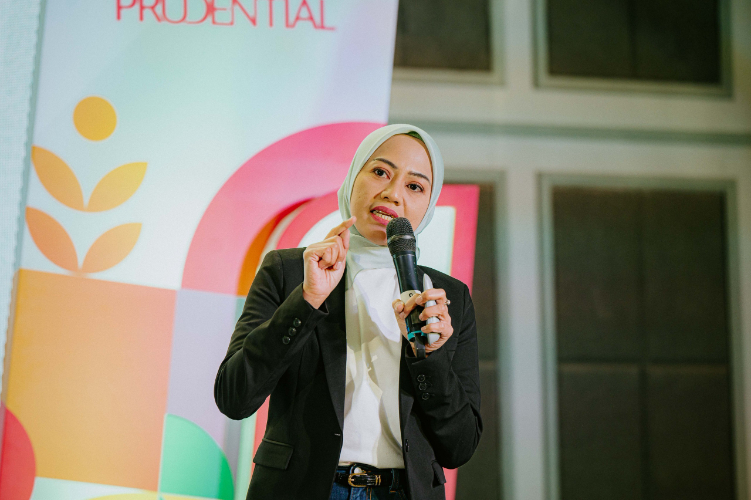 Head of Financial Controller Prudential Syariah, memberikan pemaparan terkait kinerja bisnis Prudential Syariah pada acara Konferensi Pers Kinerja Bisnis 2024 Prudential Indonesia dan Prudential Syari