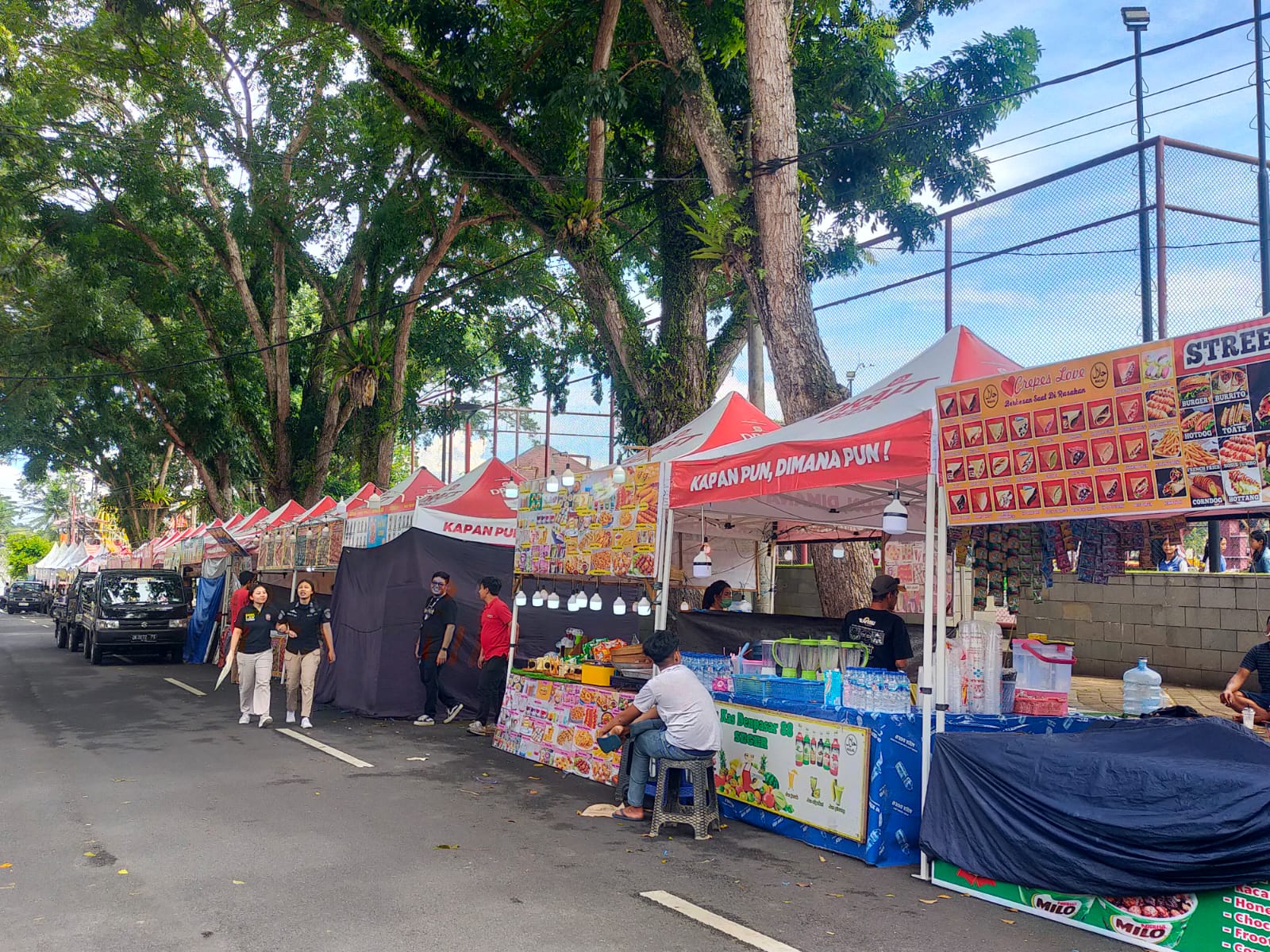 Sisi timur Alun-Alun Bangli biasanya dijadikan tempat parkir kini penuh stand selama HUT Kota Bangli.