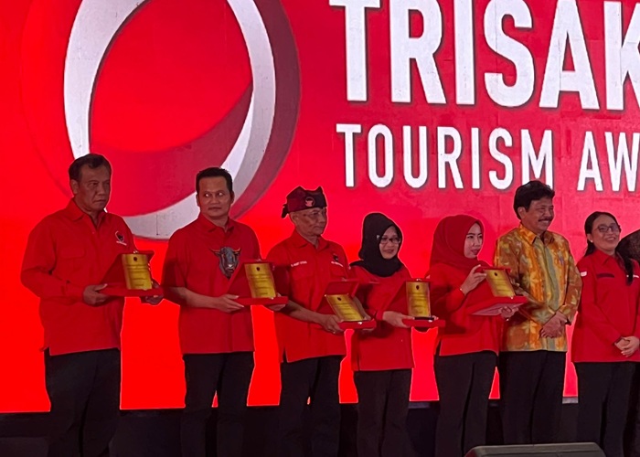 JUARA : Ketua DPC PDI Perjuangan Klungkung, Anak Agung Gde Anom saat menerima juara di Jakarta.