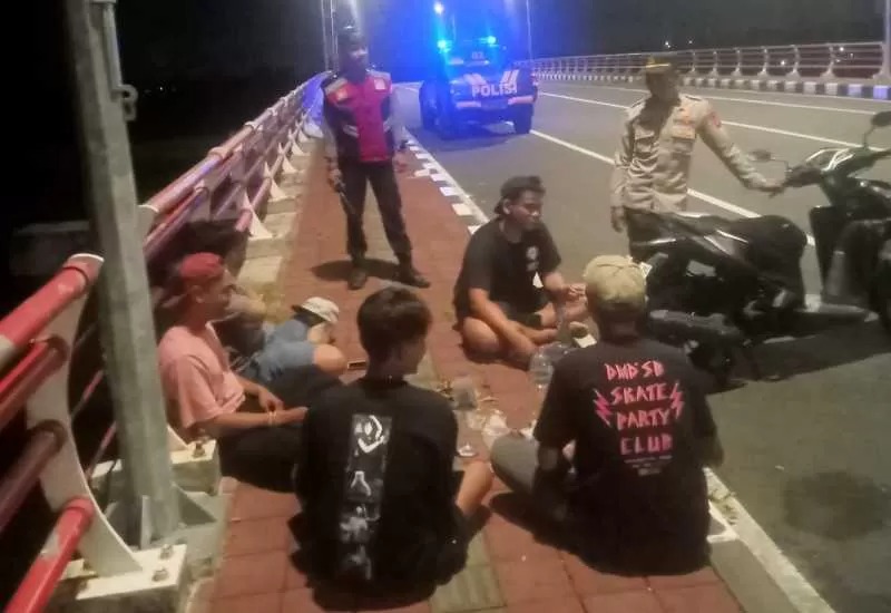 Polres Klungkung menggelar patroli di jembatan merah.
