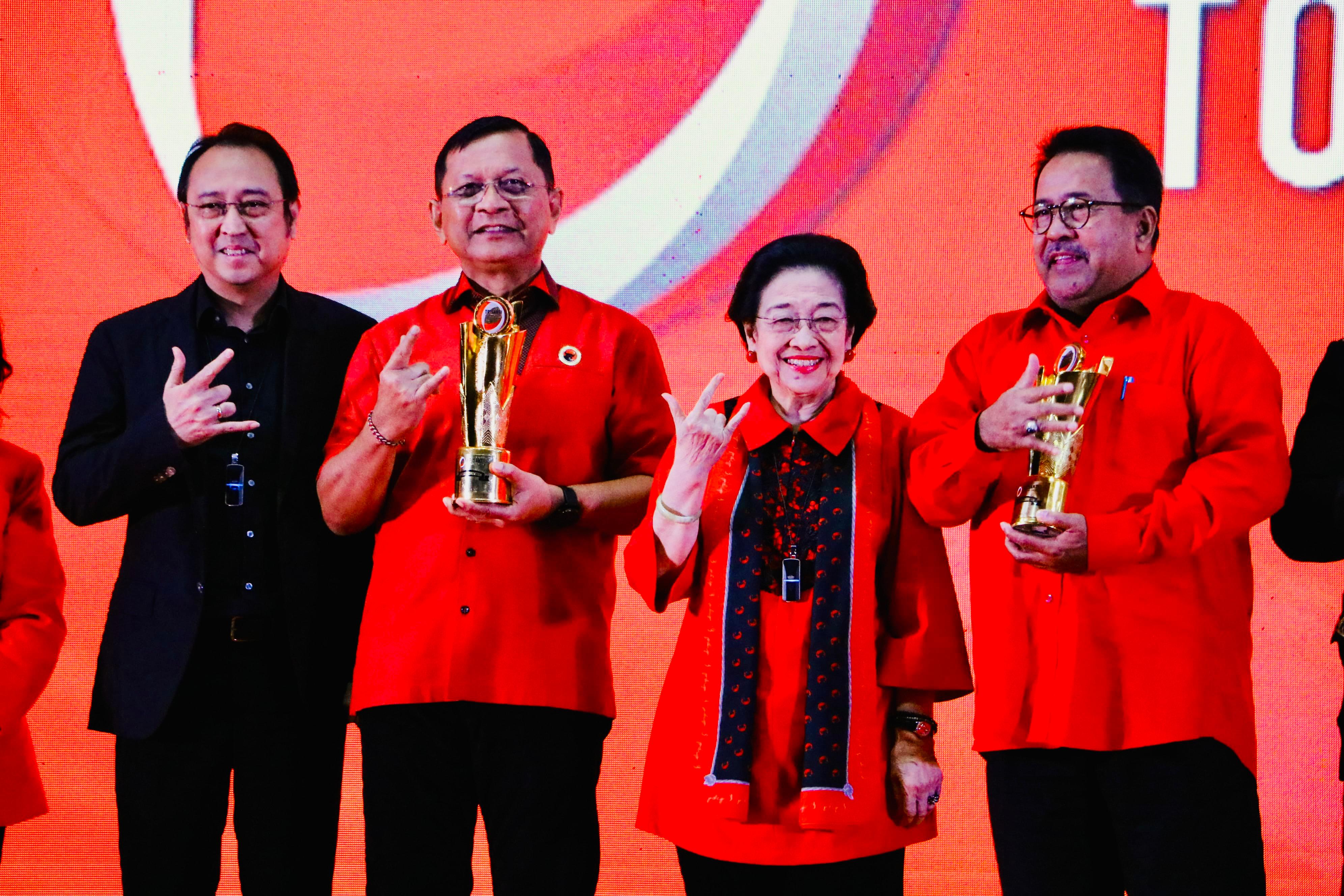 Penerimaan penghargaan atas kemenangan tiga desa di Buleleng dalam ajang Trisakti Tourism Award 2025.