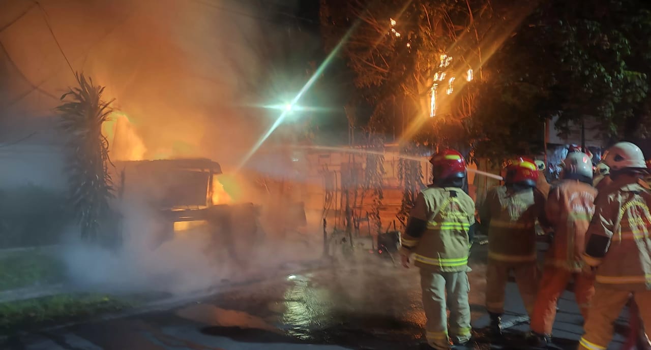 SIGAP : Petugas DPKP Surabaya saat memadamkan api yang membakar bengkel oli di Jalan Arjuno, Surabaya Sabtu (10/5). (ISTIMEWA)