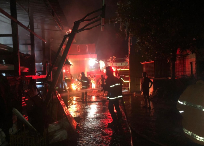 HANGUS:Sebuah toko bangunan di Lingkungan Jasri Keler, Kelurahan Subagan, Karangasem, mengalami musibah kebakaran pada Sabtu (10/5/2025).