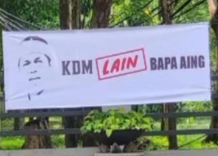 Ramai spanduk dedi mulyadi "KDM lain Bapa Aing"