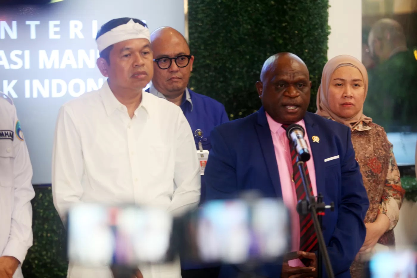Menteri Hak Asasi Manusia (HAM) Natalius Pigai bersama Gubernur Jawa Barat, Dedi Mulyadi memberikan keterangan pers kepada awak media di Kantor Kementerian HAM, Jakarta Selatan, Kamis (8/5/2025).