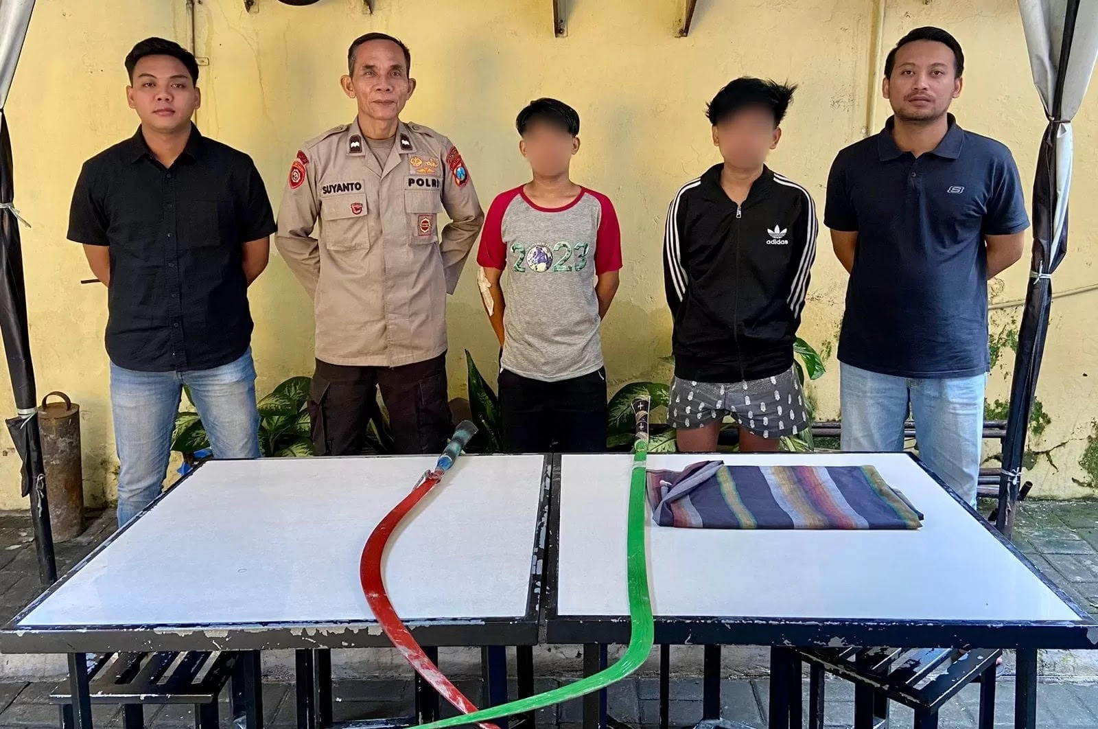 Dua remaja diamankan hendak tawuran di Bulaksari, Surabaya. Polisi amankan dua sajam dari tersangka.