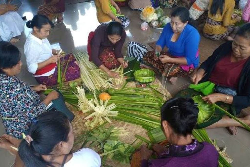 Sang Tapini menjadi salah satu pilar kunci suksesnya yadnya umat Hindu Bali.