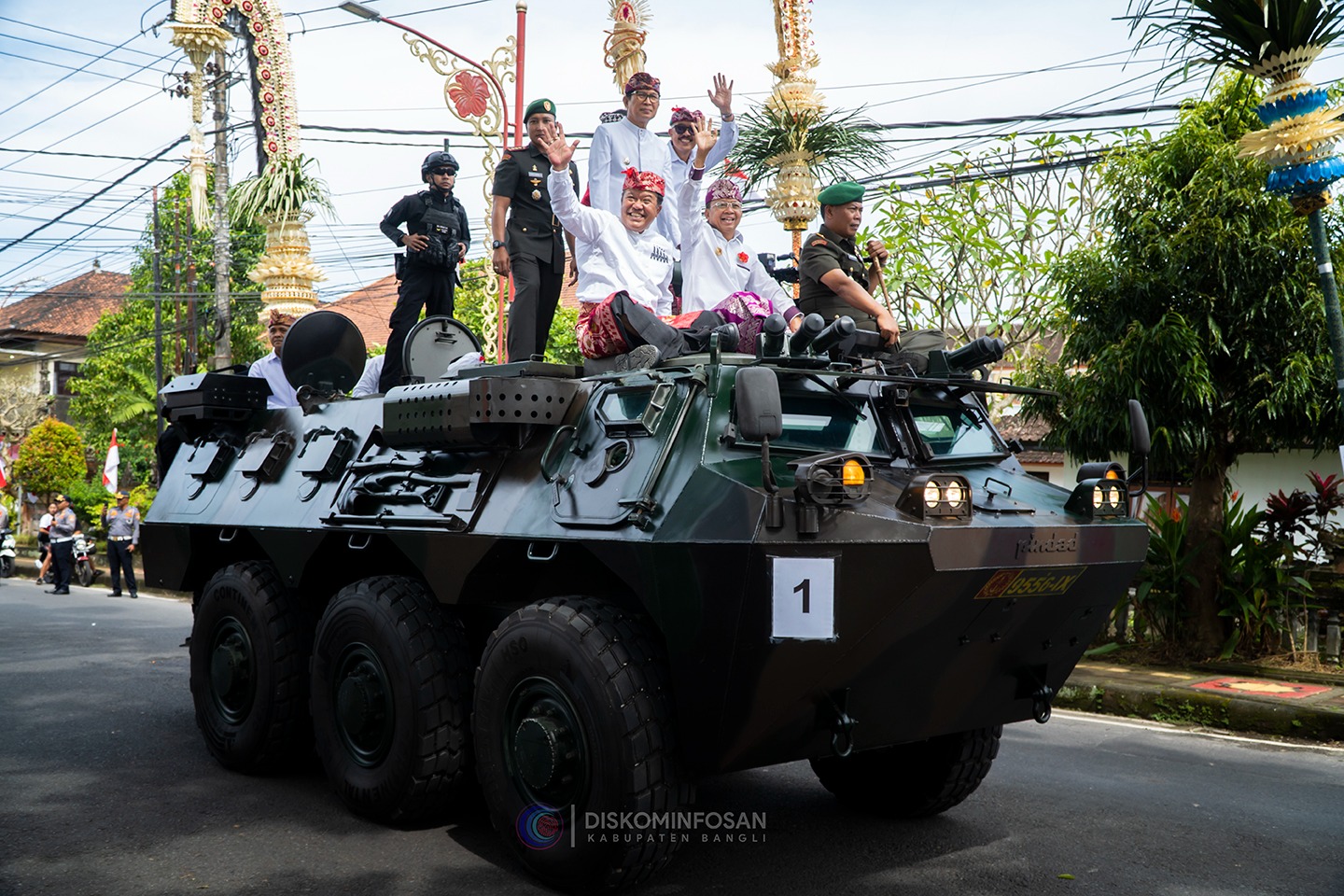 Gubernur Bali Wayan Koster dan sejumlah pejabat naik panser TNI usai upacara HUT Kota Bangli, Sabtu (10/5/2025).