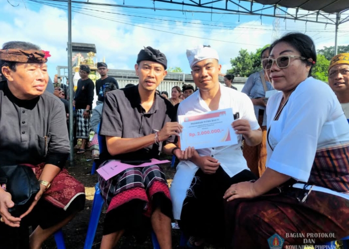 SOSIAL : Kegiatan penyerahan akta kematian dan santunan duka melalui program Pitra Bakti, yang dilaksanakan pada Minggu (11/5/2025).