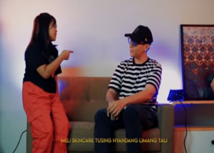 VIRAL : Video klip lagu Tresna Butuh Materi.