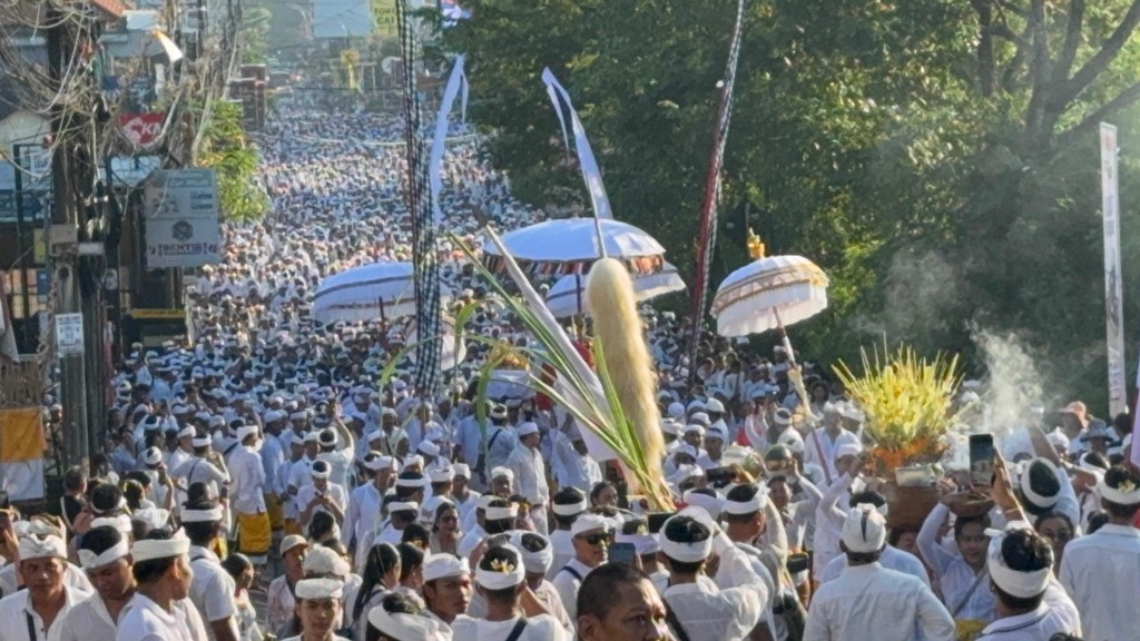 LAUTAN MANUSIA: Puluhan ribu krama Desa Adat Jimbaran yang berjalan kaki menuju Pura Luhur Uluwatu, Minggu (11/5).
