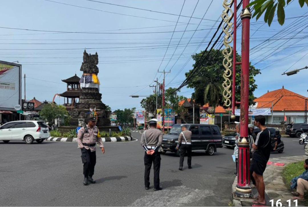 Polisi melakukan olah TKP kecelakaan di simpang empat Kota Bangli, Bali, Sabtu (10/5/2025).