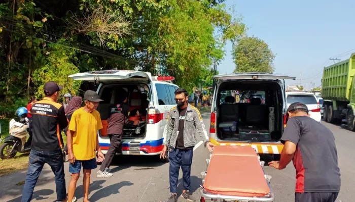 Proses evakuasi korban kecelakaan antara truk Fuso dengan empat motor di di Jalan Sragen-Ngawi, Dukuh Pilangsari, Desa Bener, Kecamatan Ngrampal, Sragen. (AHMAD KHAIRUDIN/RADAR SOLO)