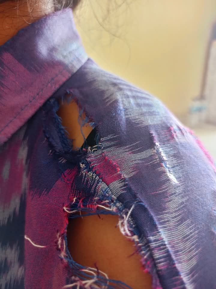 BEKAS PENGANIAYAAN: Baju seragam siswi ini robek diduga usai bertengkar dengan temannya.