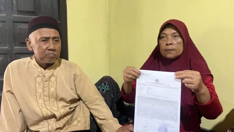 TAK TERIMA: Keluarga MA melaporkan kematian korban ke Polres Mojokerto agar diusut tuntas oleh kepolisian. (martda/jprm)