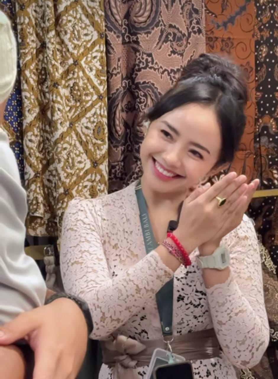 Ayu Puspa selebgram Bali yang namanya ramai diperbincangkan setelah tren Kim Seon Ho Smile Challenge viral di media sosial