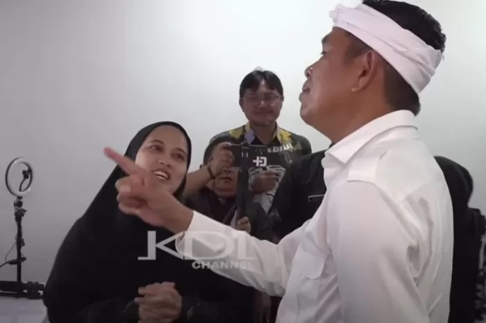 dr. Fatrika Dewi, Sp.KFR menyampaikan hasil pemeriksaan kepada&nbsp;Gubernur Jawa Barat, Dedi Mulyadi. (Foto : KANG DEDI MULYADI CHANNEL)