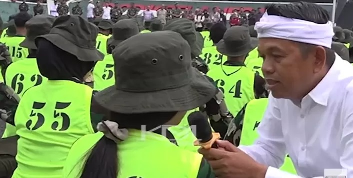 Gubernur Jawa Barat Dedi Mulyadi bertanya kepada salah satu siswa di Bogor yang ada di Barak Militer (Kanal Youtube Kang Dedi Mulyadi Channel)
