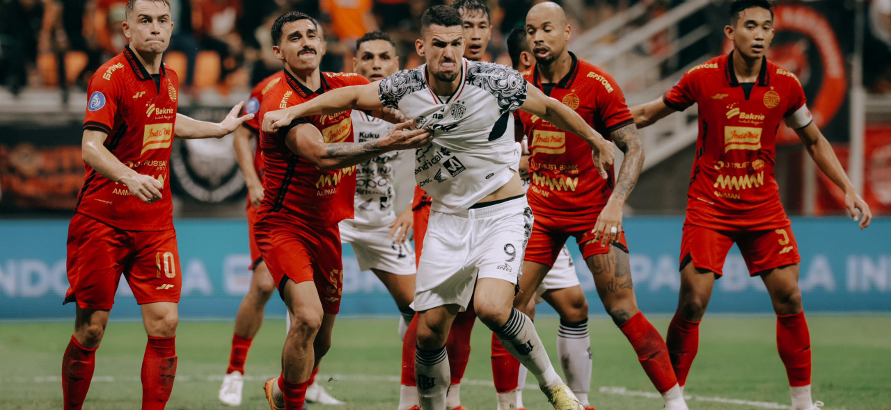 Pemain Bali United (putih) dikepung pemain Persija