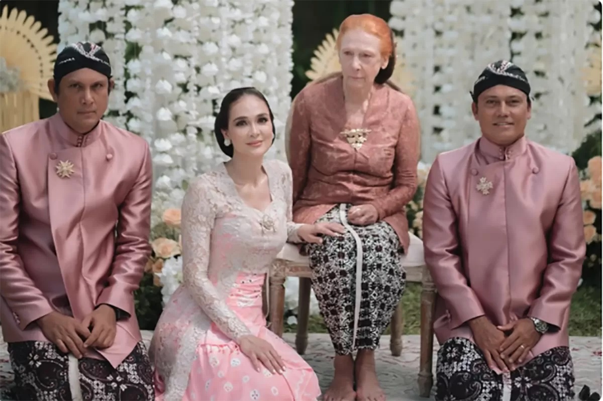 Sosok Desa Maya Waltraud Maiyer Ibu Luna Maya Wanita Austria Yang Menikah dengan Seniman Jawa Uut Bambang Sugeng (IG luna Maya)