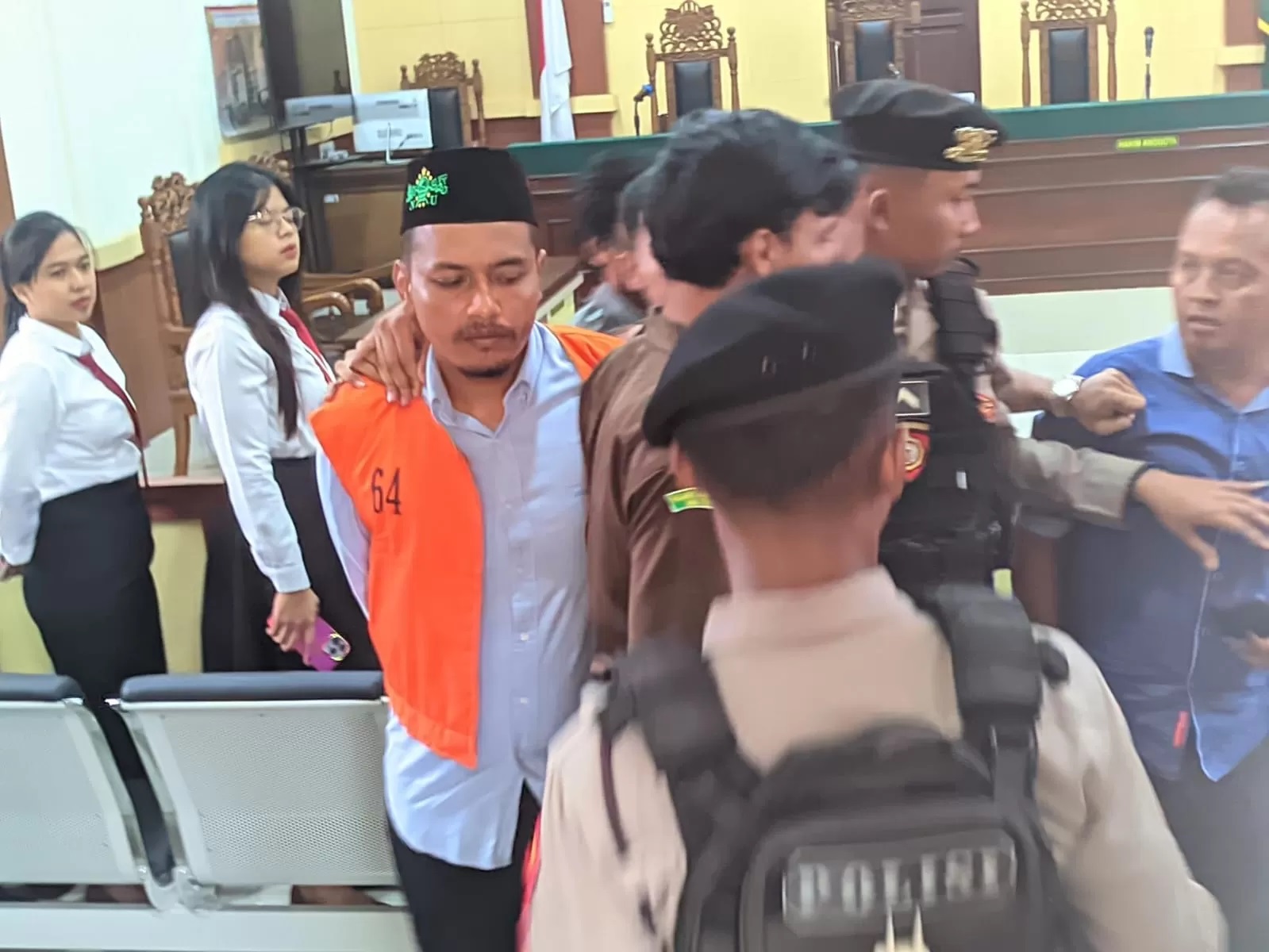 Sarmo digelandang keluar dari PN Wonogiri setelah divonis hukuman mati dalam kasus pembunuhan berantai, Selasa (6/5/2025). (IWAN ADI/RADAR SOLO)