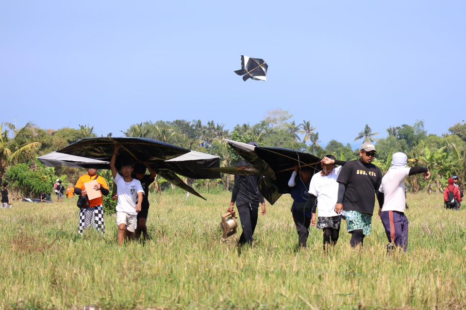 KISRUH: Perhelatan Binggo Kite Festival perdana yang digelar di Banjar Cengolo, Desa Sudimara, Tabanan, pada Minggu (11/5/2025) diwarnai keributan.