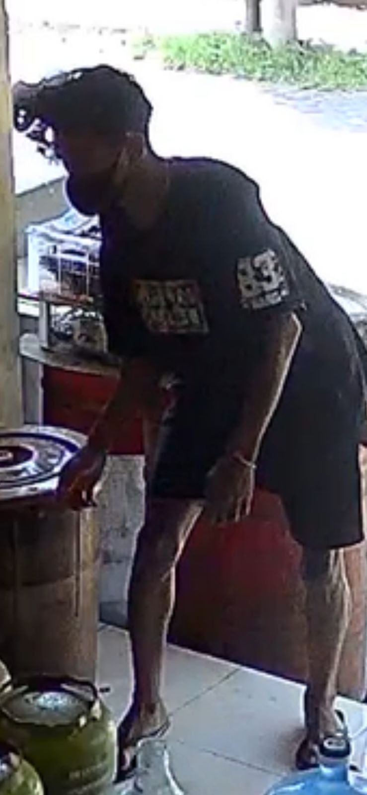 CURI TABUNG: Tangkapan layar maling berambut ikal keriting mengenakan masker mengambil 4 tabung gas di Warung Odah Siplug, di Jalan Plawa, No.88, Denpasar.