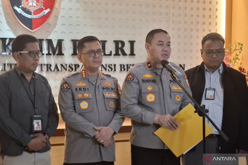 Kepala Biro Penerangan Masyarakat (Karopenmas) Divhumas Polri Brigjen Pol. Trunoyudo Wisnu Andiko (dua dari kanan) berbicara dengan awak media soal penangguhan SSS, Minggu (11/5/2025).