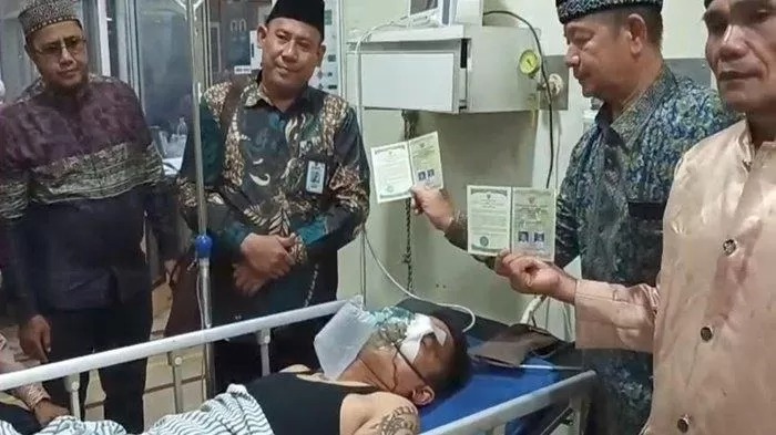 Seorang pria di Palembang melangsungkan prosesi akad nikah di IGD usai dibacok orang tak dikenal.