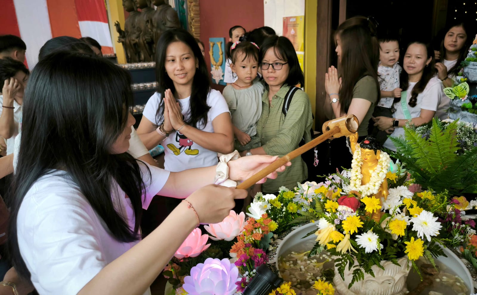 Prosesi pemandian Patung Buddha Rupang di Vihara Buddha Dharma, Jalan Sunset Road, Kecamatan Kuta, memperingati Hari Raya Waisak Senin (12/5).