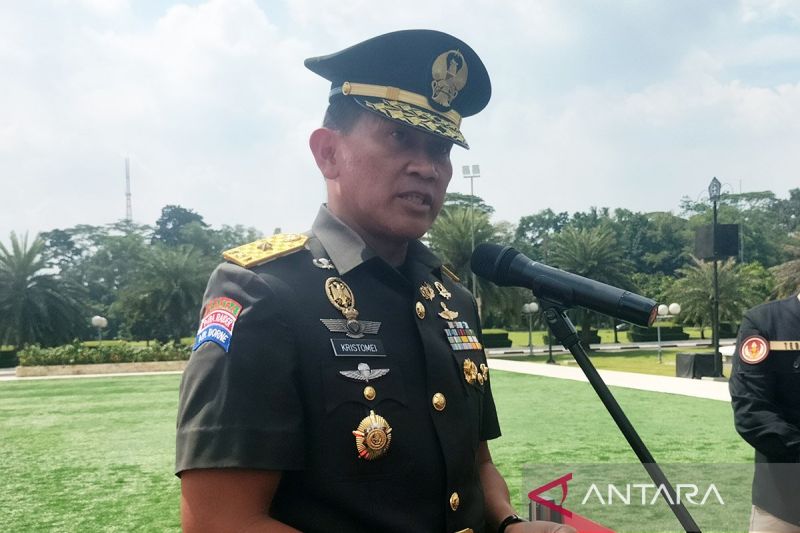 Kepala Pusat Penerangan Mabes TNI Brigjen TNI Kristomei Sianturi di Mabes TNI, Cilangkap, Jakarta Timur, Jumat (25/4/2025). ANTARA/Walda Marison/am.