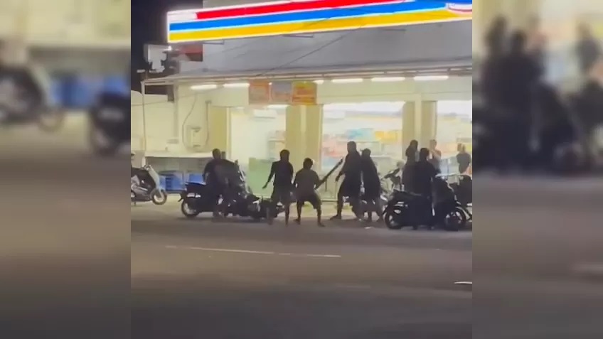 BAKU HANTAM: Sekelompok pria di Buleleng terlibat aksi baku hantam. Polisi kini turun tangan melakukan penyelidikan. (Repro: Eka Prasetya/Radar Buleleng)
