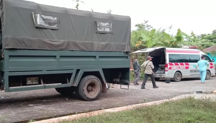 Petugas mengevakuasi korban ledakan di Kecamatan Cibalong, Kabupaten Garut, Senin (12/5/2025). (ANTARA)