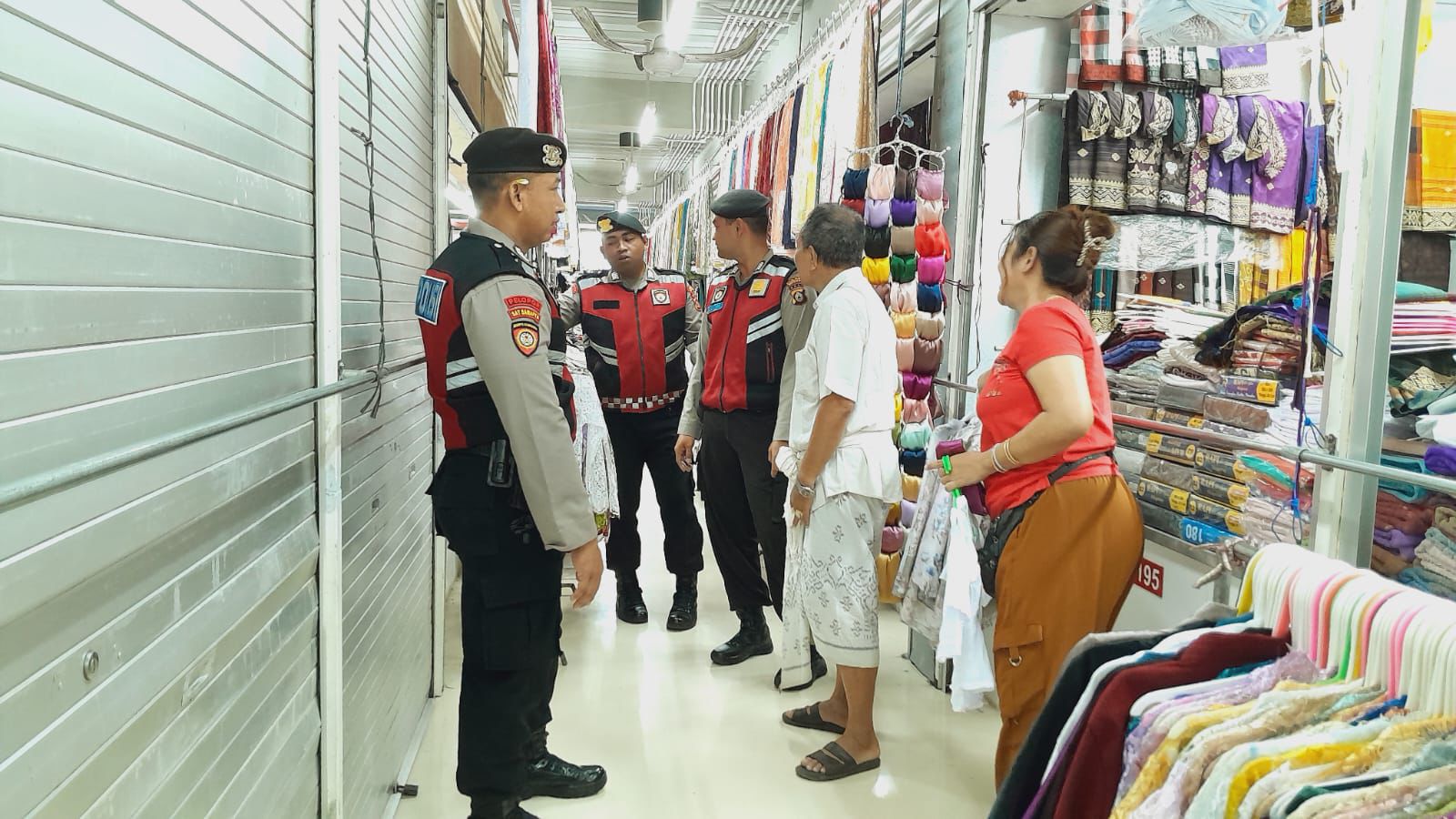 Personel Polres Gianyar menggelar patroli di Pasar Seni Sukawati, Minggu (11/5/2025).