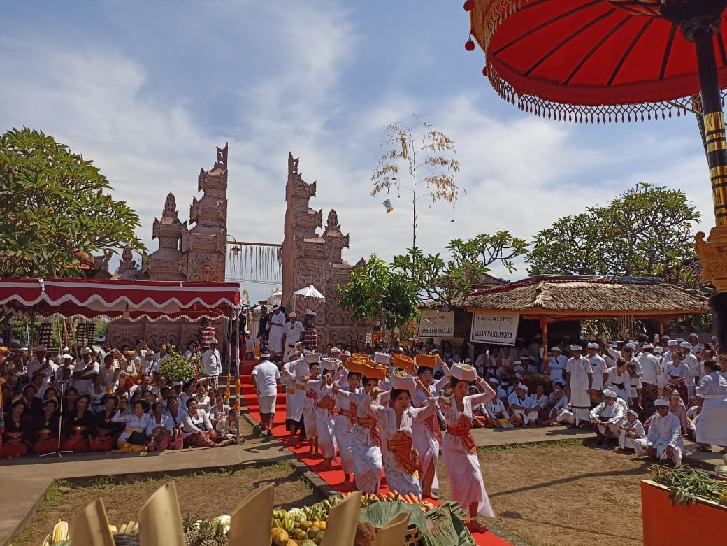 Tari Nyenuk di Desa Sangsit yang dilakukan setiap 74 tahun sekali.