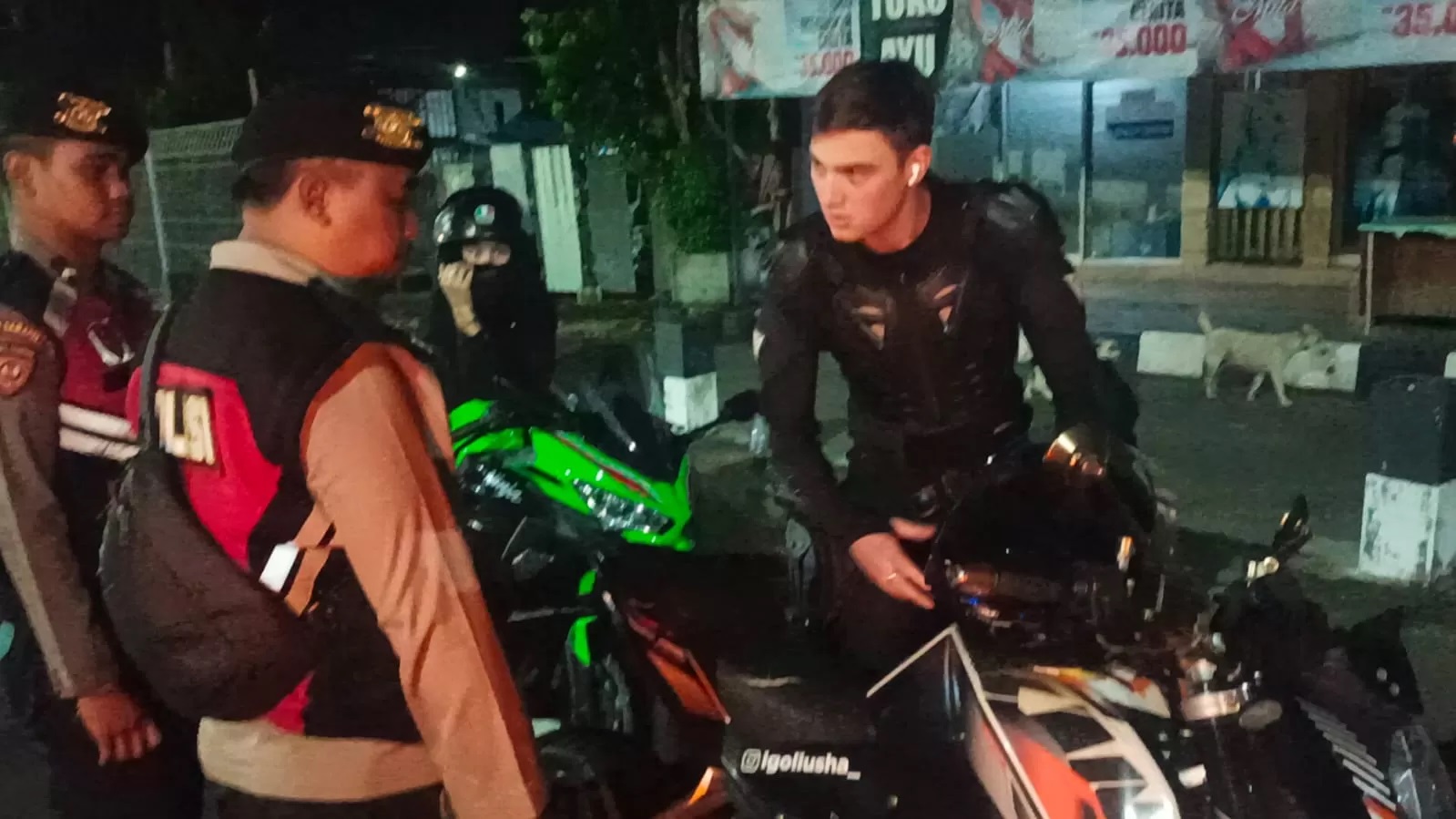 SEMPAT BERSITEGANG: Seorang dari 4 warga asing yang ugal-ugalan dengan moge di Kuta Selatan diciduk polisi (istimewa/radarbali.jawapos.com)